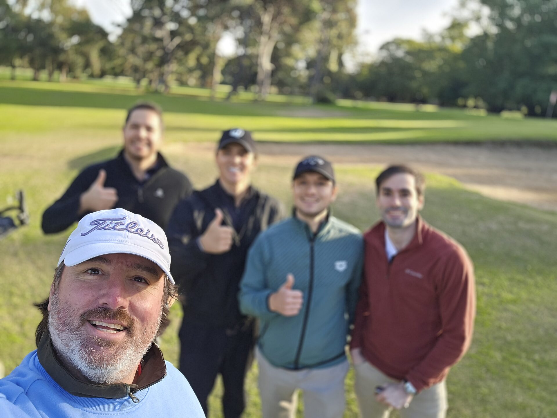 Juan Pablo con alumnos en cancha